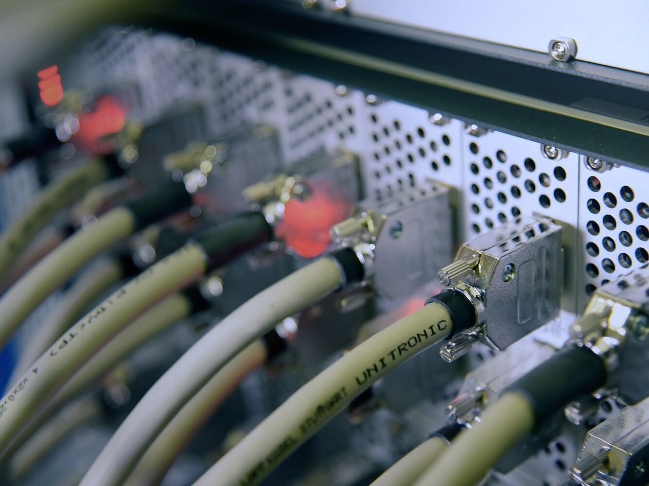 Kabel, die an ein Batteriesystem angeschlossen werden.