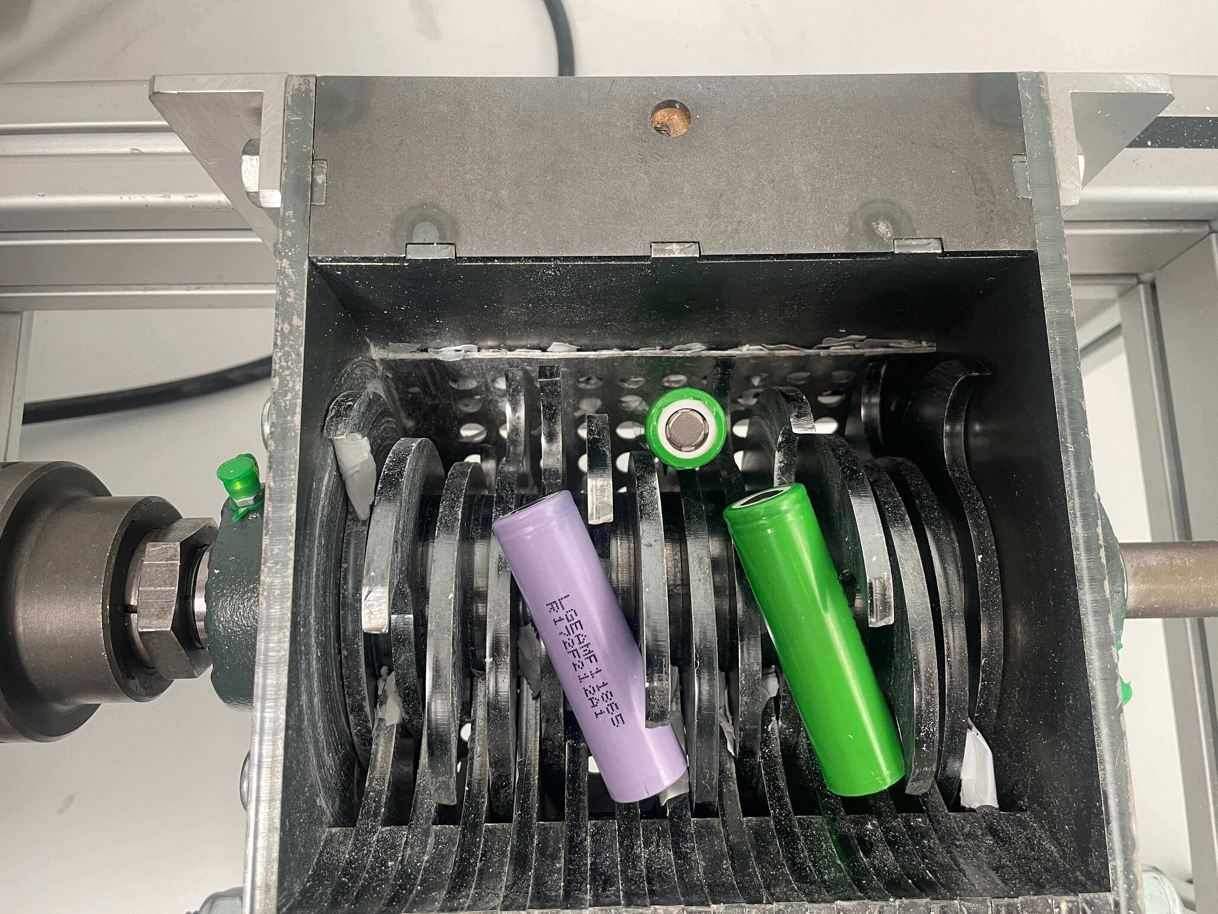 Drei Batterien werden in einer Universal-Zerkleinerungsanlage geschreddert. 