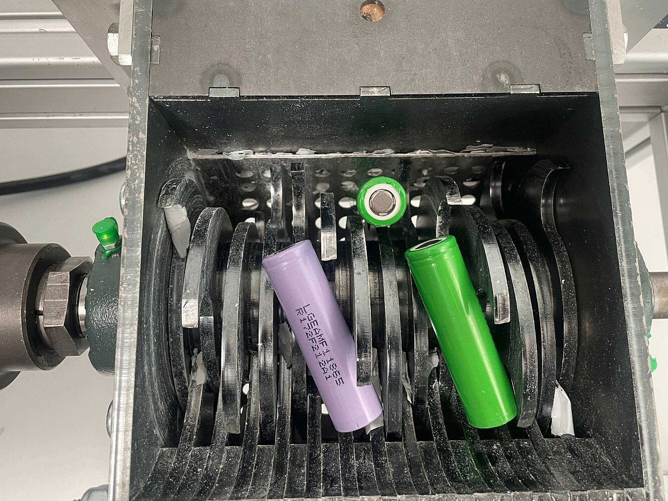 Drei Batterien werden in einer Universal-Zerkleinerungsanlage geschreddert. 