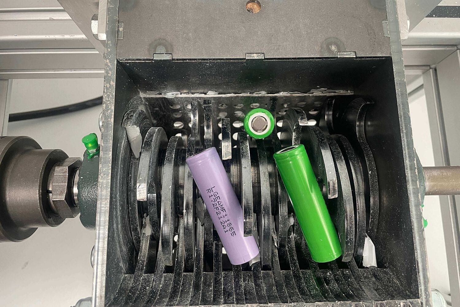 Drei Batterien werden in einer Universal-Zerkleinerungsanlage geschreddert. 