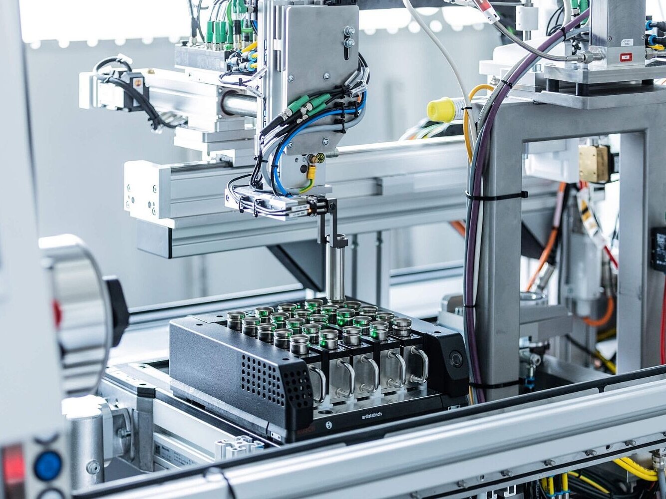 Eine Maschine baut Batteriezellen zusammen.