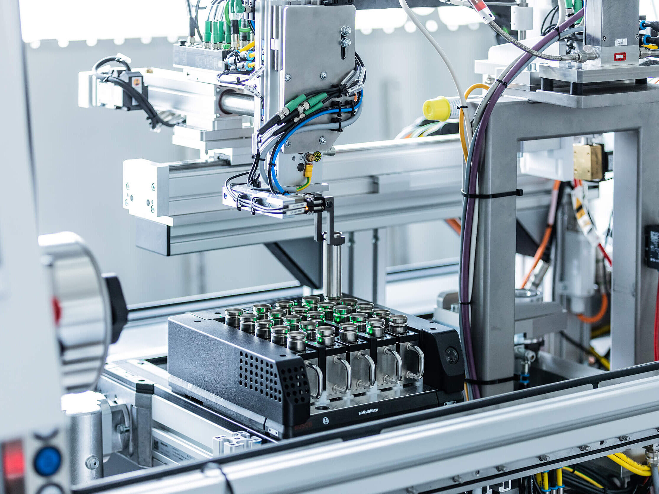 QualiBattBW Modul Produktion und Industrialisierung Eine Maschine baut Batteriezellen zusammen.