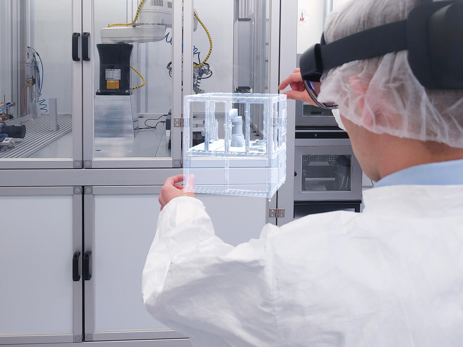 Forscher untersucht mit VR-Brille eine Batteriezelle, die durch ein Hologramm veranschaulicht wird.